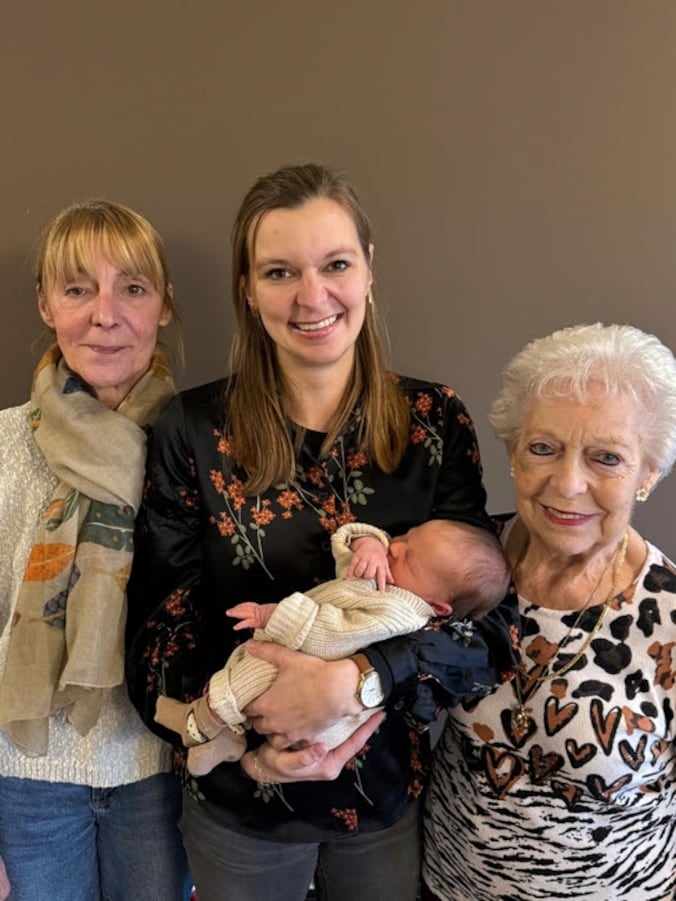Viergeslacht in Aalst: overgrootmoeder Juliana De Smedt (83), grootmoeder Dina Verstraeten (62), mama Astrid Troubleyn (34) en de kleine Juliette Mombaerts.