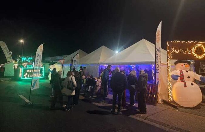De stand van de Rotary Club op de kerstmarkt van Testelt.