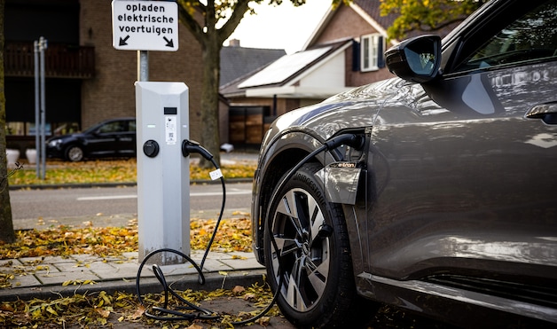 Illustratiebeeld. Een laadpunt voor elektrische wagens in Nederland. 