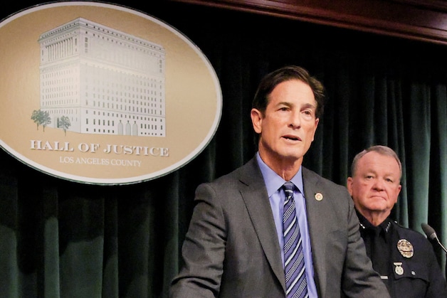 De openbaar aanklager van Los Angeles, Nathan J. Hochman, en politiechef Jim McDonnell tijdens een persconferentie over de zaak.