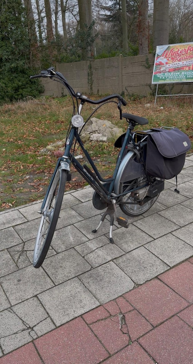 De 'fiets" bleek een verbrandingsmotor te hebben en werd in beslag genomen