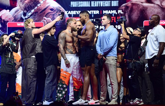 Anthony Joshua geeft Jake Paul boksles: “Ik denk dat mijn kaak gebroken ...