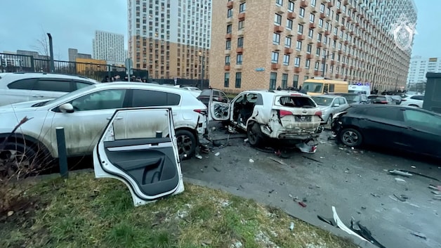 Andere wagens op de parkeerplaats zijn beschadigd geraakt.