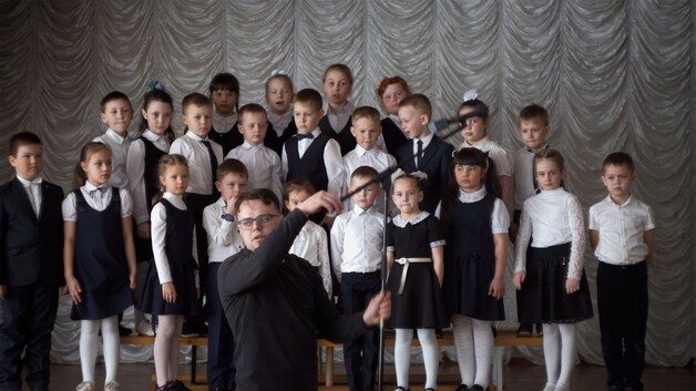 In de film wordt duidelijk hoe kinderen geindroctineerd worden