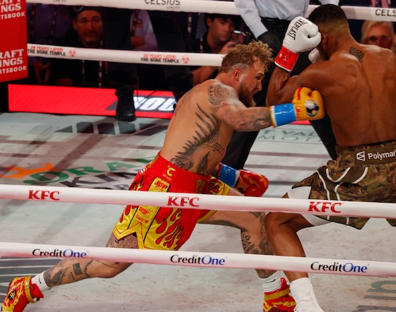 Anthony Joshua geeft Jake Paul boksles: “Ik denk dat mijn kaak gebroken ...