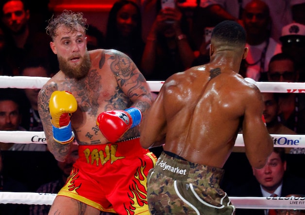 Anthony Joshua geeft Jake Paul boksles: “Ik denk dat mijn kaak gebroken ...