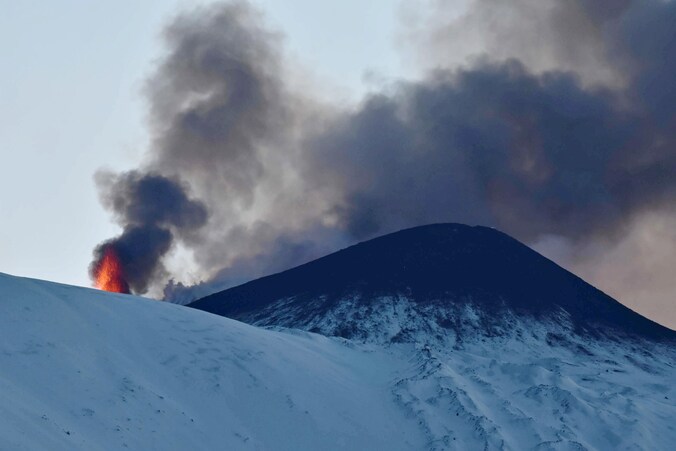 Etna spuwt opnieuw vuur, code rood voor luchtvaart | Nieuws | HLN.be