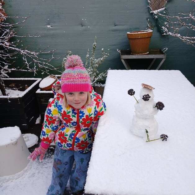 Winters plezier in Hoboken: Linde maakt Olaf in de tuin