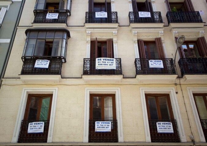 Te koop borden op de balkons van enkele appartementen in Madrid.