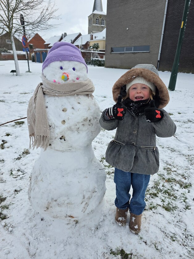 Kinderen maken sneeuwengeltjes in Bocholt.