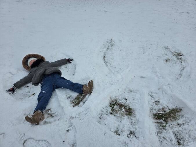 Kinderen maken sneeuwengeltjes in Bocholt.