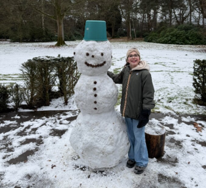 Louise maakt sneeuwman in Schoten