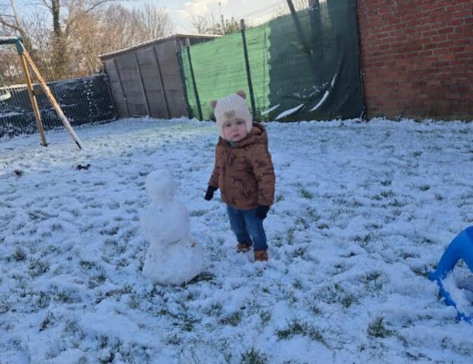 Lio beleeft sneeuwplezier in Brakel.