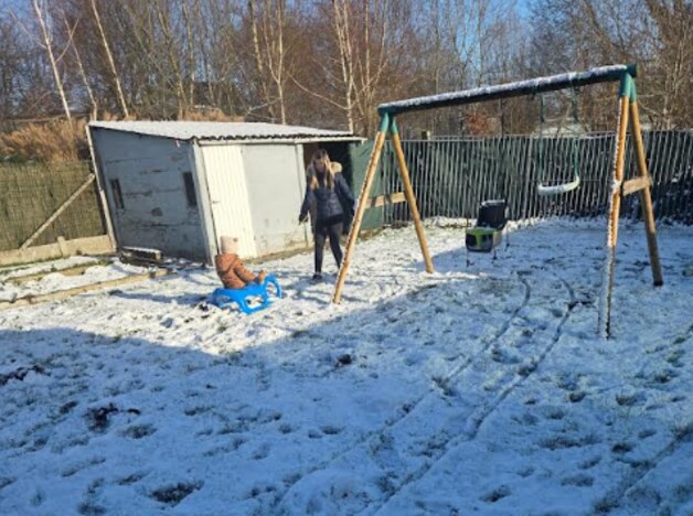 Lio beleeft sneeuwplezier in Brakel.