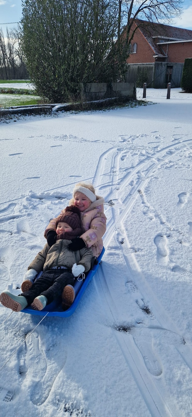 Kindjes Lima & Lenn hadden deze ochtend in Kalmthout al veel sneeuwplezier.