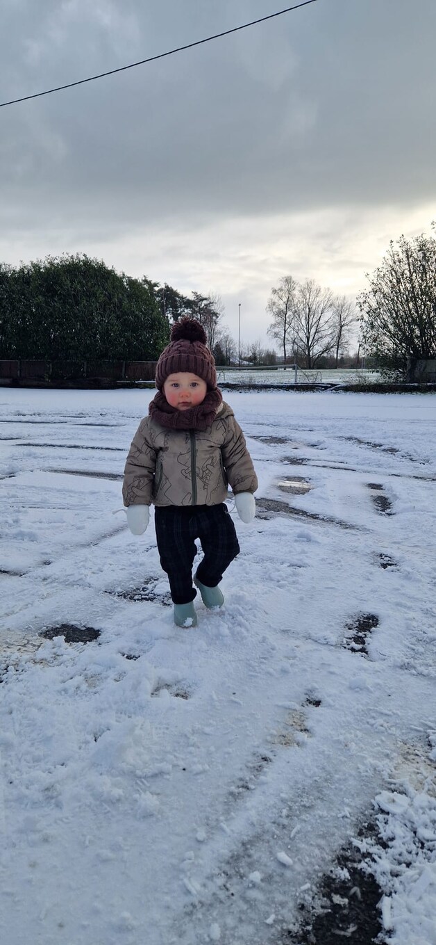Kindjes Lima & Lenn hadden deze ochtend in Kalmthout al veel sneeuwplezier.