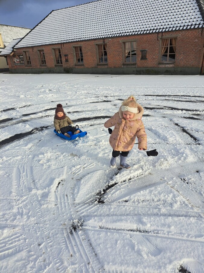 Kindjes Lima & Lenn hadden deze ochtend in Kalmthout al veel sneeuwplezier.