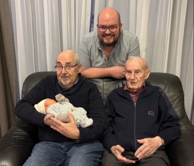 Otto maakt viergeslacht compleet in Aalst. Overgrootvader Constant (98), opa Patrick (70) en papa Gregory (37) zijn enorm trots dat ze deel kunnen uitmaken van dit viergeslacht.