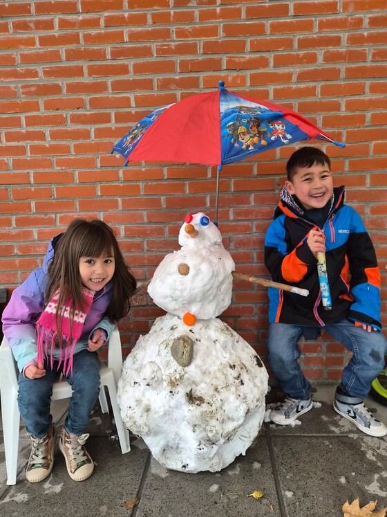 Miyo en Noah Akkermans uit Aartselaar hebben een prachtige sneeuwman gemaakt