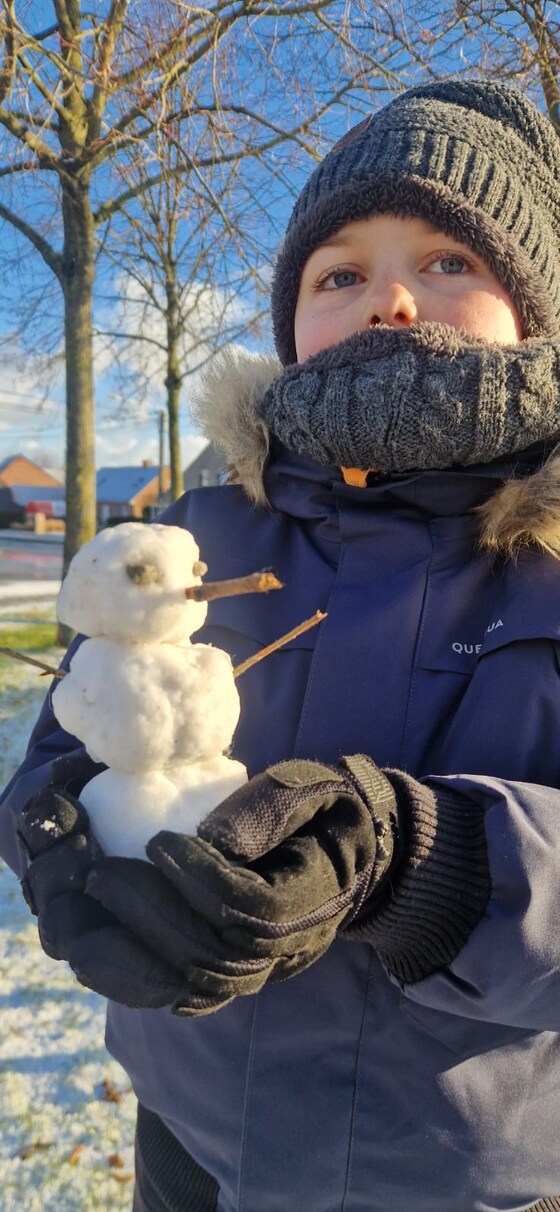 Thiago Steelandt (9) uit Staden maakte een piepklein sneeuwmannetje