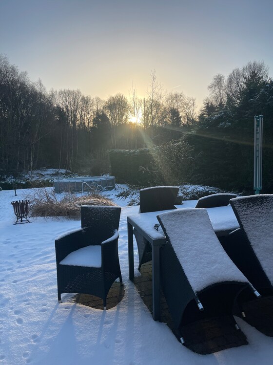 In Rijkevorsel is er deze nacht wat bijgesneeuwd. Ook hier komt de zon piepen