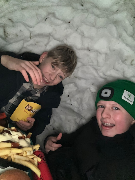 Ze genoten samen van een pak friet in de iglo