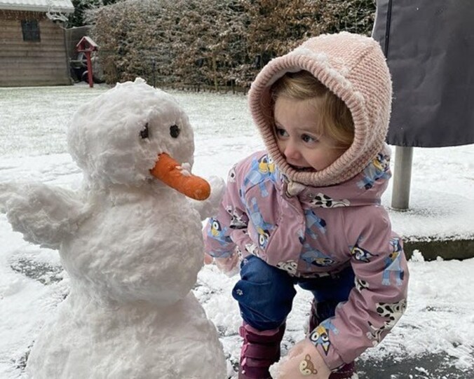 Voor Lauren uit Dendermonde is het de eerste keer dat ze sneeuw meemaakt.