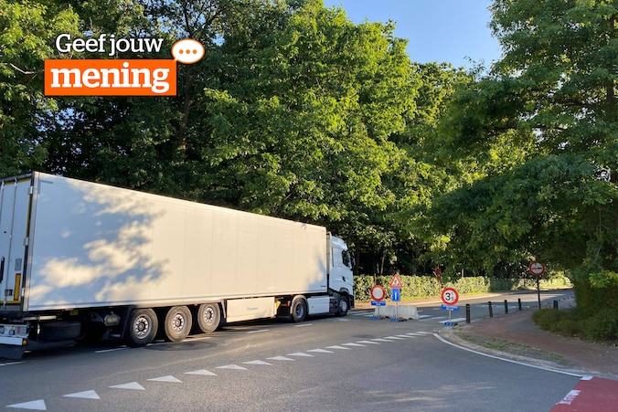 Archiefbeeld - Een vrachtwagen rijdt toch voorbij de borden en wegversperring tijdens de rioleringswerken in het centrum van Rumst.
