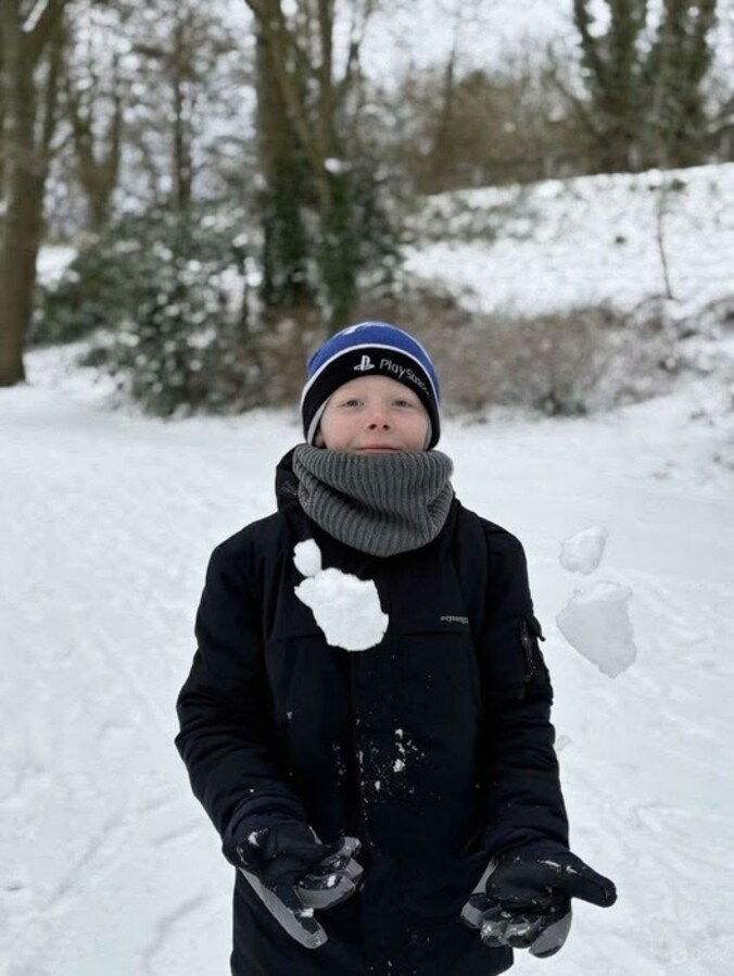 Jason geniet van sneeuwpret in Kortrijk