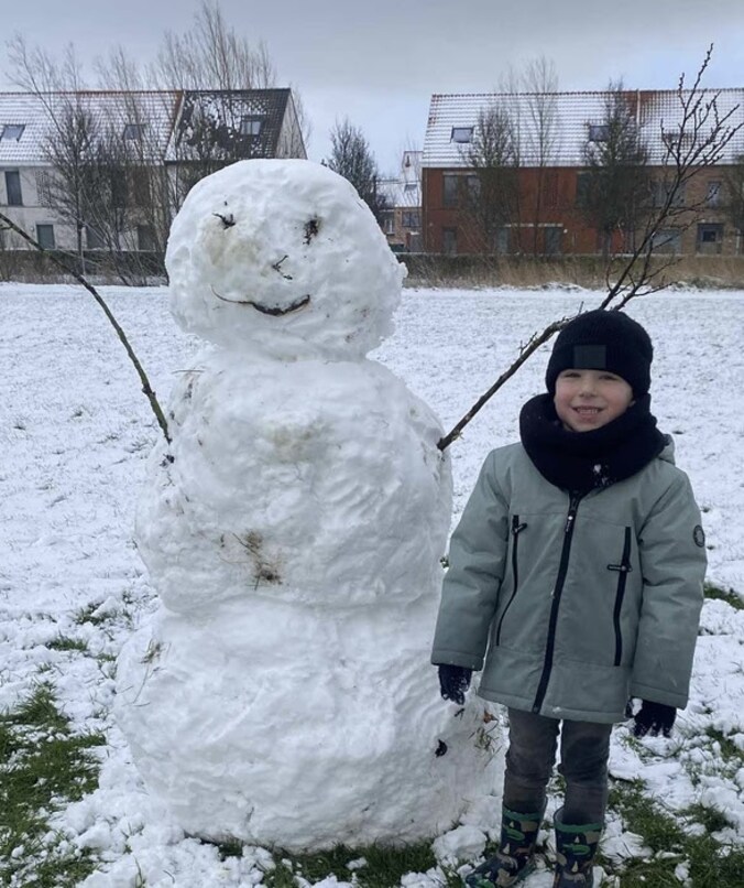 Verse sneeuw zorgt voor hartverwarmend tafereel in Brugge: Miles maakt sneeuwman met zijn papa  