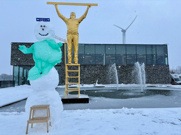 Bij het bedrijf Orsi in Melle hielden ze een amusante pauze en bouwden ze een reuzegrote sneeuwman.