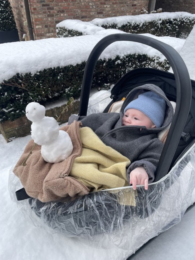 De eerste sneeuw voor deze baby 