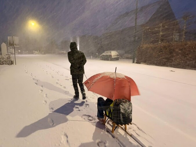 Door de sneeuw naar school.