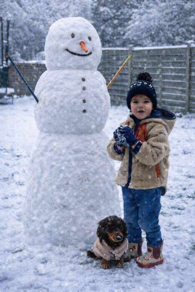 Lexx bij de - in vergelijking met hem - gigantische sneeuwman.