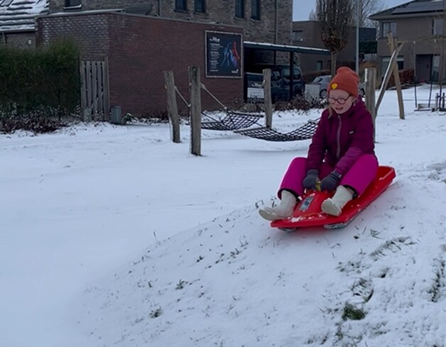 De heuvel is niet hoog, maar zorgt wel voor sneeuwpret.