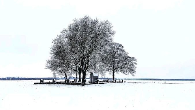 Heilige Kruiskapel in Neerwinden in de sneeuw