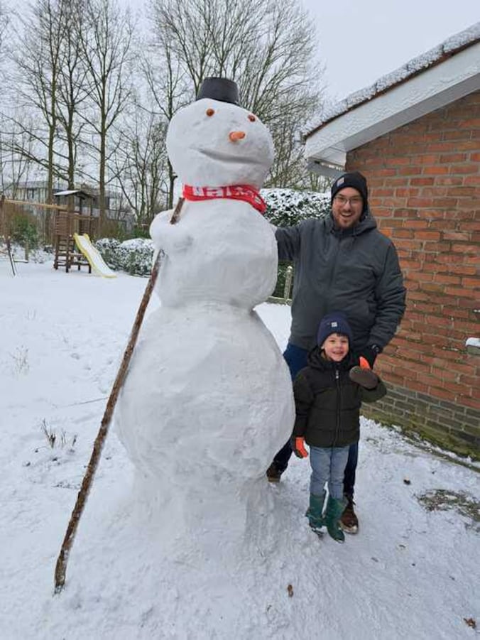 De sneeuw in de tuin van Jonas en zijn zoon.