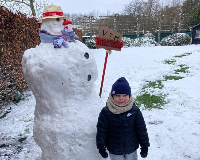 George (4) maakte een sneeuwman die wel heel hard lijkt op weerman David.