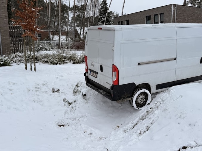 Bezorger rijdt zich vast in Vorselaar.