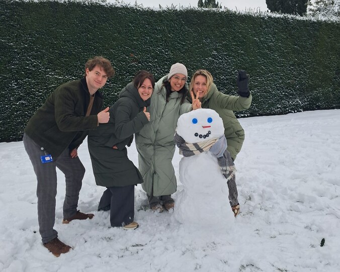 Collega's van het AZ Sint-Blasius in Dendermonde trokken in hun middagpauze de sneeuw in. 