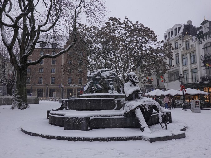 Brussel bedekt onder laagje sneeuw