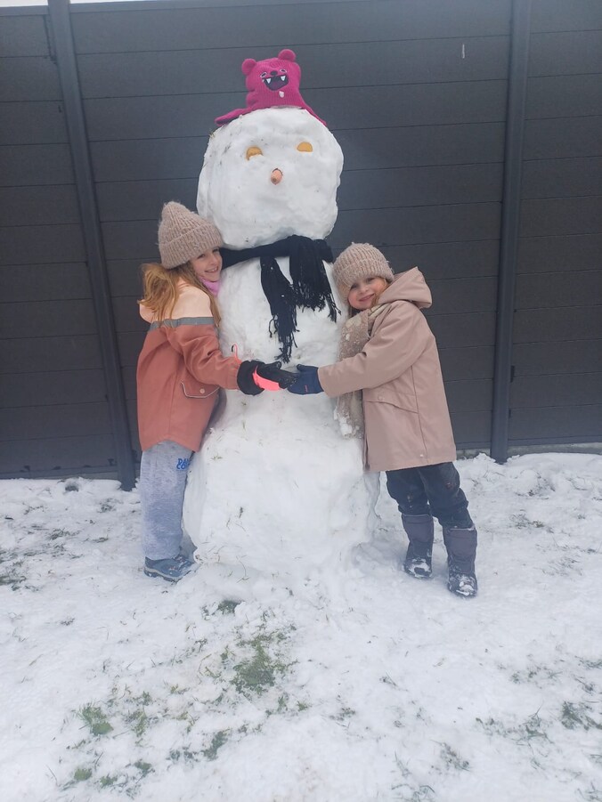 Josephine en Nore genieten van sneeuwpret in Kuurne