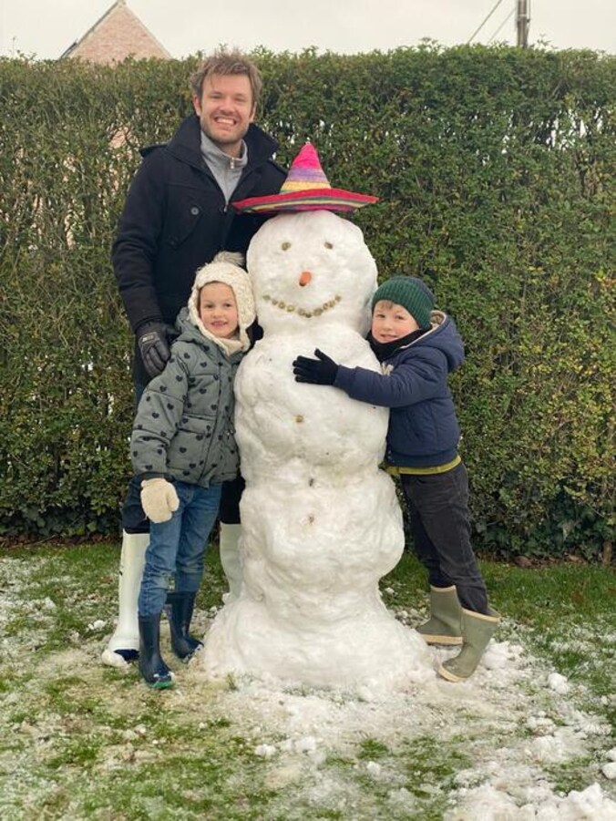 Jules, Louise en Sam bouwen sneeuwman