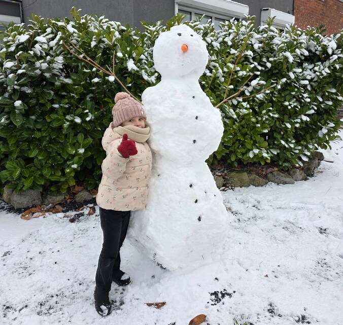 Marie bouwt grote sneeuwman in Schriek.