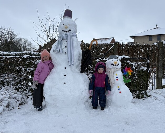 In Moerbeke maakten deze zusjes sneeuwpoppen die groter zijn dan zichzelf.