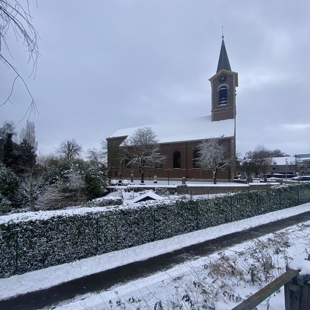 Hendrik legde de sneeuwpracht aan de Sint-Martinuskerk in Melle vast op beeld.