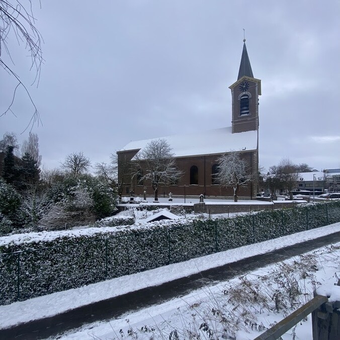 Hendrik legde de sneeuwpracht aan de Sint-Martinuskerk in Melle vast op beeld.