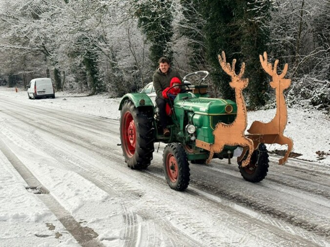 Sneeuwplezier in Houthalen-Helchteren op de tractor.