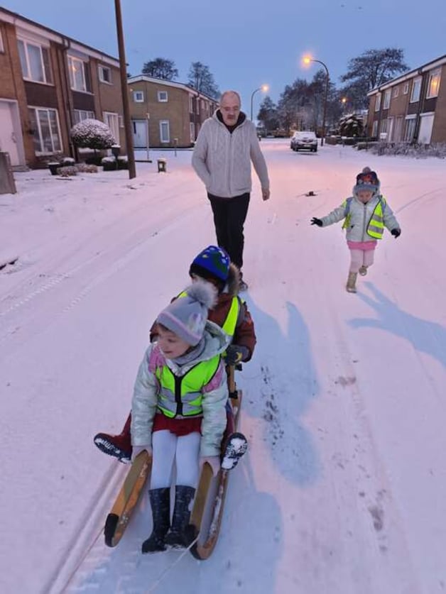 Deze kinderen gingen vanmorgen met de slee naar school in Ertvelde.