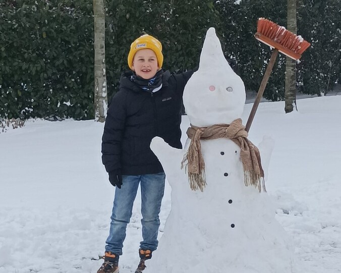 Arnaud bouwde vandaag een sneeuwman in Lochristi.